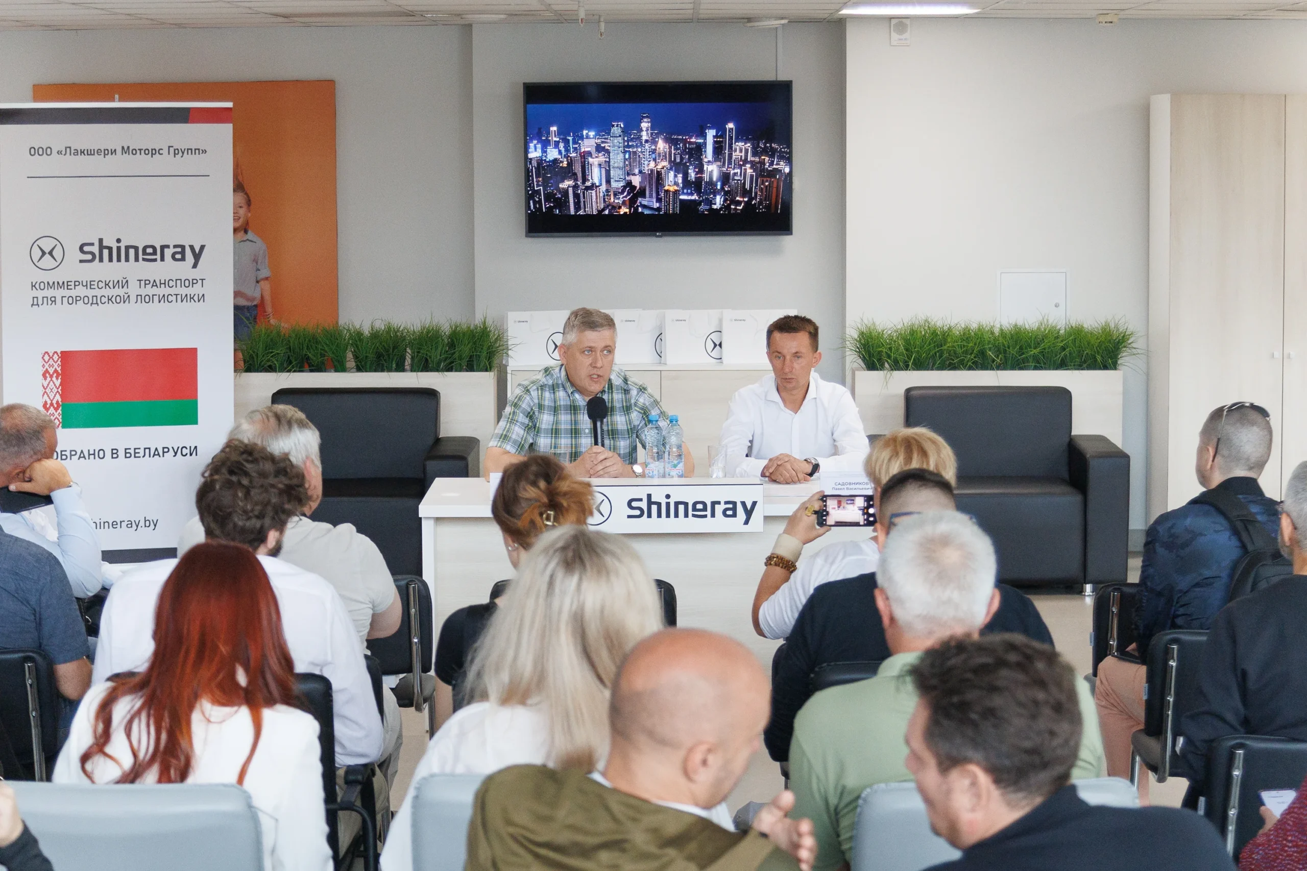 Презентация грузопассажирского фургона Shineray M7